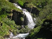 (10) Una delle tante cascate della valle